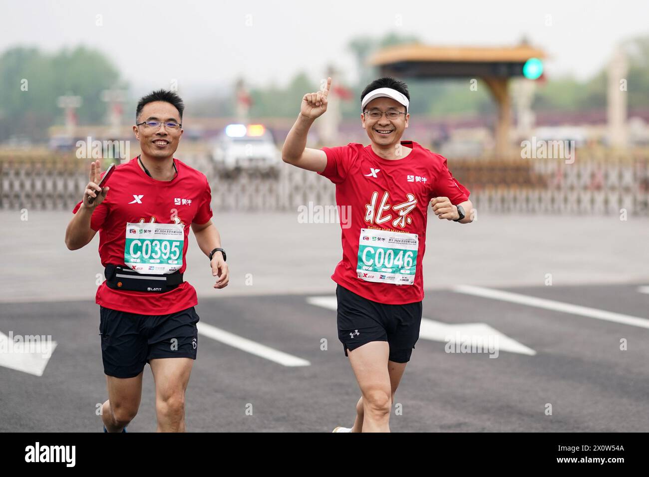 Peking, China. April 2024. Die Läufer treten beim Halbmarathon 2024 in Peking, der Hauptstadt Chinas, am 14. April 2024 an. Quelle: Peng Ziyang/Xinhua/Alamy Live News Stockfoto