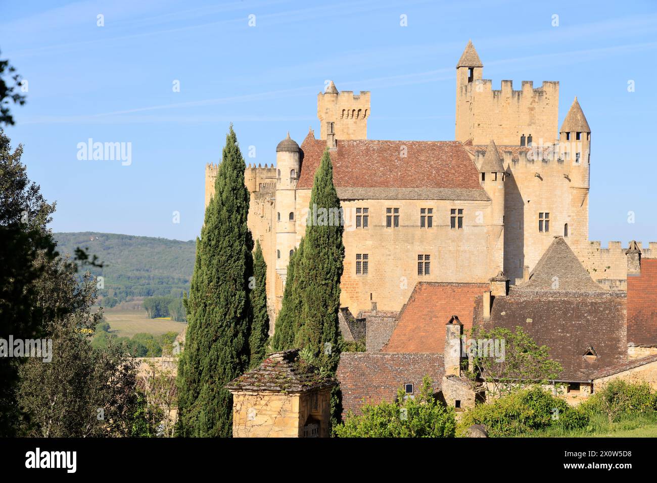 Das Château Fort de Beynac, das auf seiner Klippe thront, dominiert das Tal der Dordogne. Mittelalter, Geschichte, Architektur und Tourismus. Beynac-et- Stockfoto