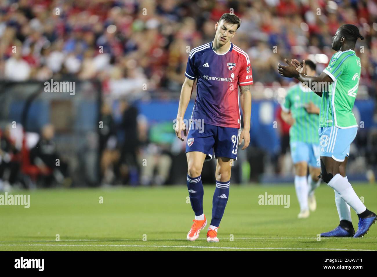 Frisco, Texas, USA. April 2024. Der Angreifer PETER MUSA (9) des FC Dallas reagiert auf eine verpasste Torchance, als YEIMAR GOMEZ ANDRADE (28) von Seattle Sounder FC während seines MLS-Spiels am Samstag im Toyota Stadium in Frisco, Texas, applaudiert. (Kreditbild: © Brian McLean/ZUMA Press Wire) NUR REDAKTIONELLE VERWENDUNG! Nicht für kommerzielle ZWECKE! Stockfoto