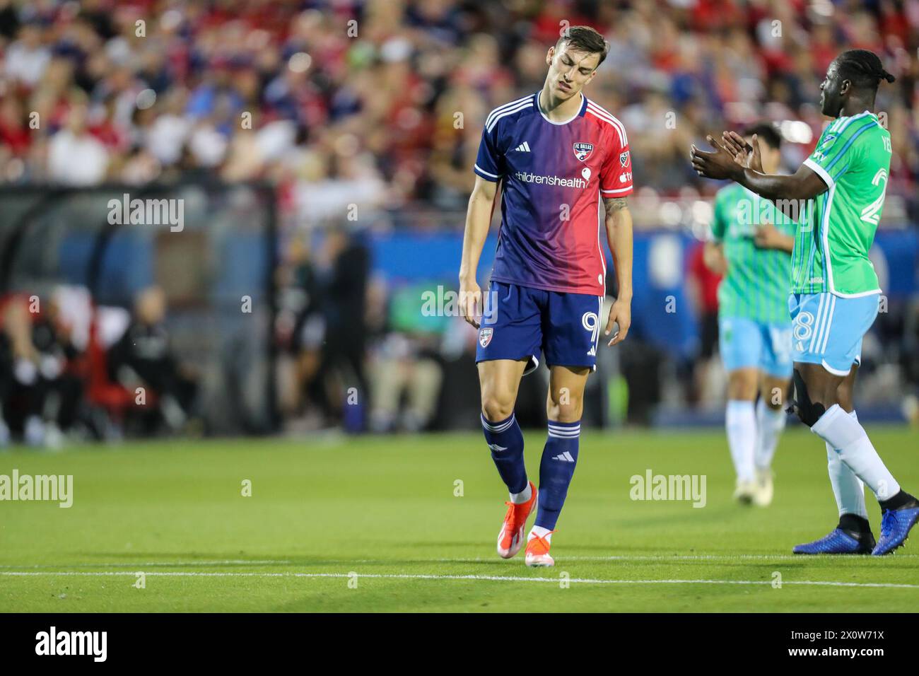 Frisco, Texas, USA. April 2024. Der Angreifer PETER MUSA (9) des FC Dallas reagiert auf eine verpasste Torchance, als YEIMAR GOMEZ ANDRADE (28) von Seattle Sounder FC während seines MLS-Spiels am Samstag im Toyota Stadium in Frisco, Texas, applaudiert. (Kreditbild: © Brian McLean/ZUMA Press Wire) NUR REDAKTIONELLE VERWENDUNG! Nicht für kommerzielle ZWECKE! Stockfoto