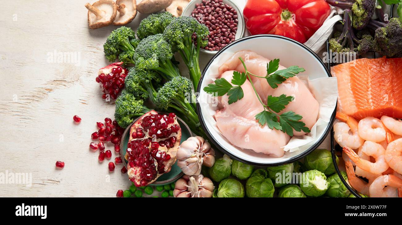 Ausgewogene Ernährung Hintergrund. Auswahl gesunder Lebensmittel. Detox- und Clean-Diät-Konzept. Lebensmittel mit hohem Gehalt an Vitaminen, Mineralien und Antioxidantien. Anti-Aging-Lebensmittel Stockfoto