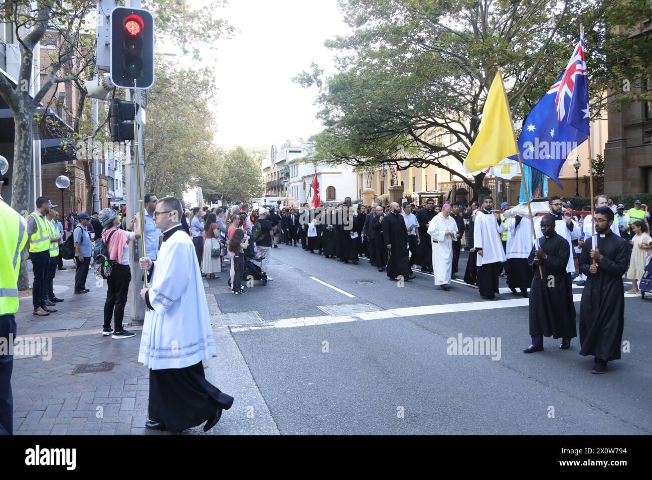 Sydney, Australien. April 2024. „Das fest der Verkündigung wird international als Tag des ungeborenen Kindes anerkannt. Es ist der Tag, an dem unser Herr Jesus Christus im Mutterleib ein winziges ungeborenes Kind wurde, und es ist ein Tag der Feier und des Gedenkens an die würde des Ungeborenen.“ Der Tag der ungeborenen Kinderprozession am Mittag nahm eine Route von St. Marias Kathedrale zum Parlamentsgebäude. Richard Milnes/Alamy Live News Stockfoto