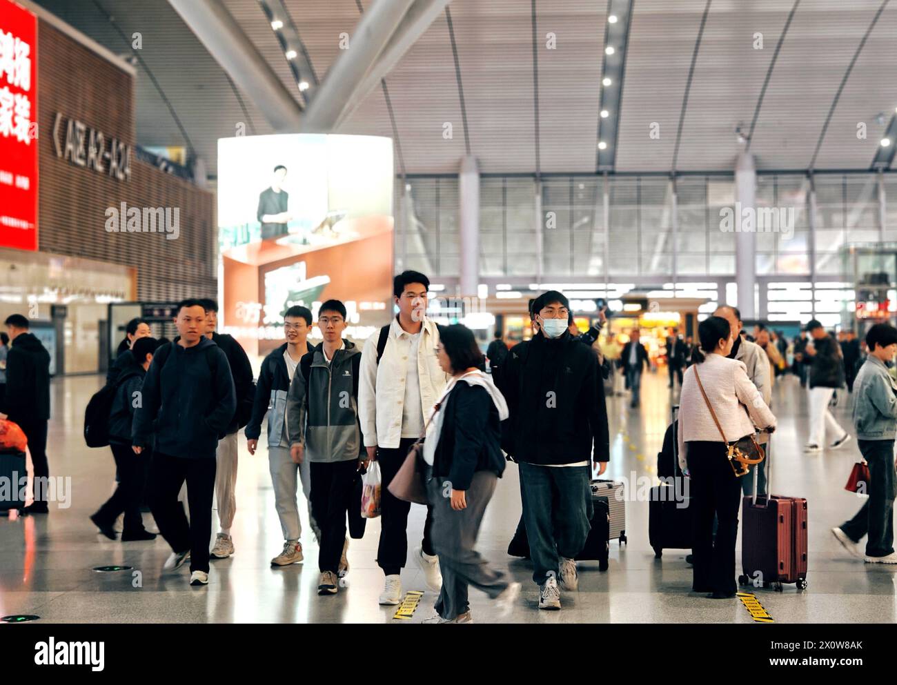 CHANGSHA, CHINA - 11. APRIL 2024 - die Passagiere sind am Südbahnhof der Hochgeschwindigkeitsbahn Changsha in der Provinz Hunan, China, unterwegs Stockfoto