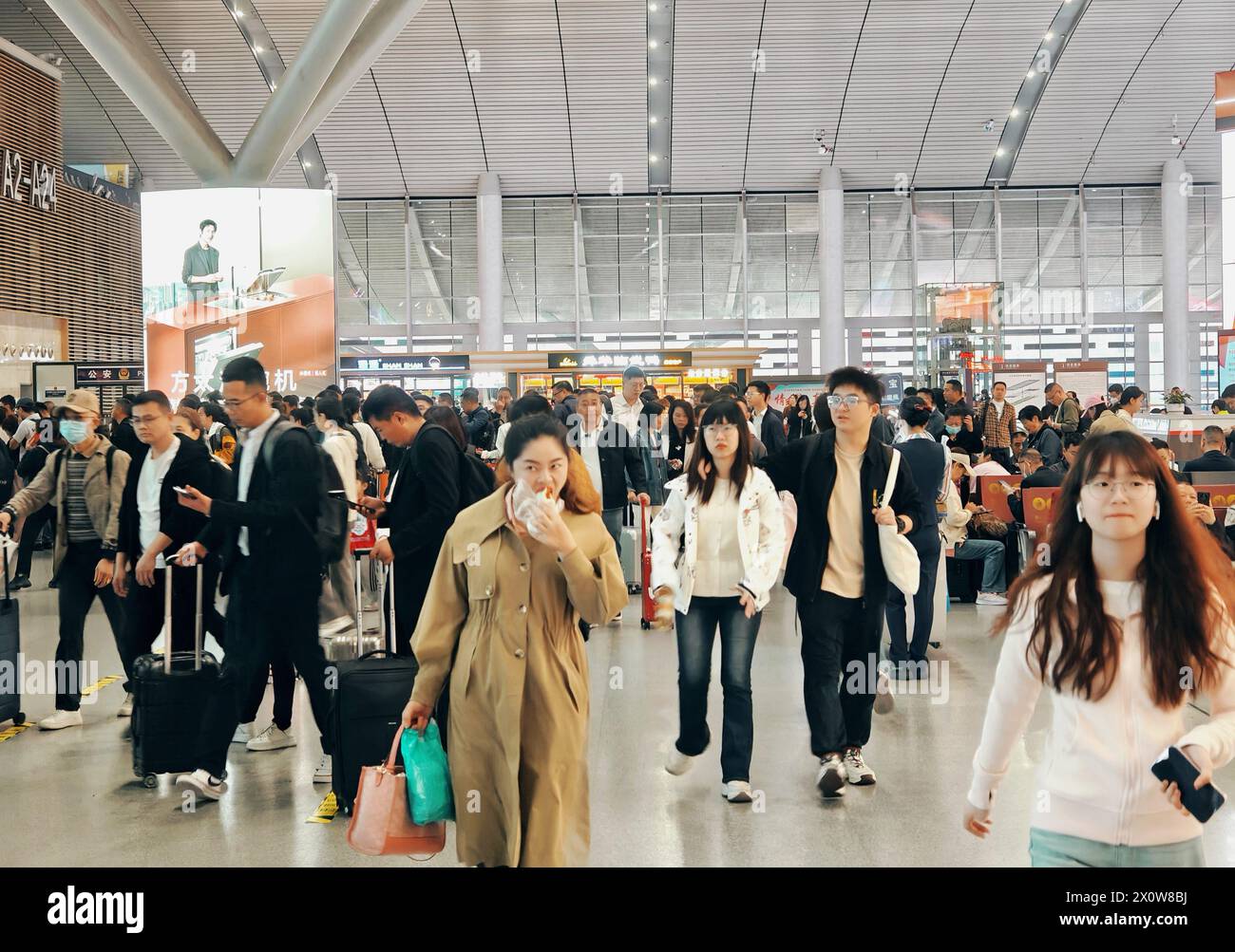 CHANGSHA, CHINA - 11. APRIL 2024 - die Passagiere sind am Südbahnhof der Hochgeschwindigkeitsbahn Changsha in der Provinz Hunan, China, unterwegs Stockfoto