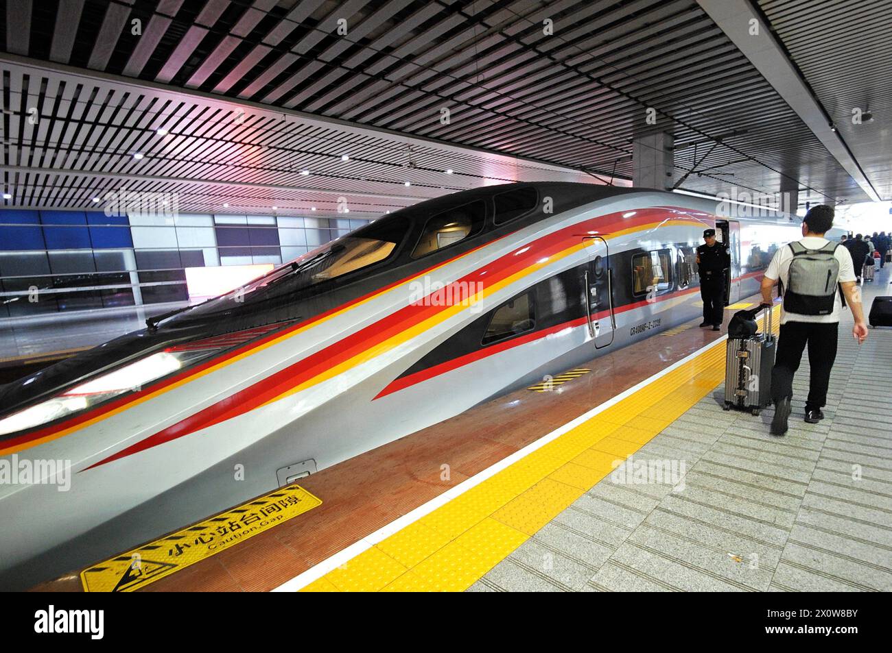 CHANGSHA, CHINA - 11. APRIL 2024 - die Passagiere sind am Südbahnhof der Hochgeschwindigkeitsbahn Changsha in der Provinz Hunan, China, unterwegs Stockfoto