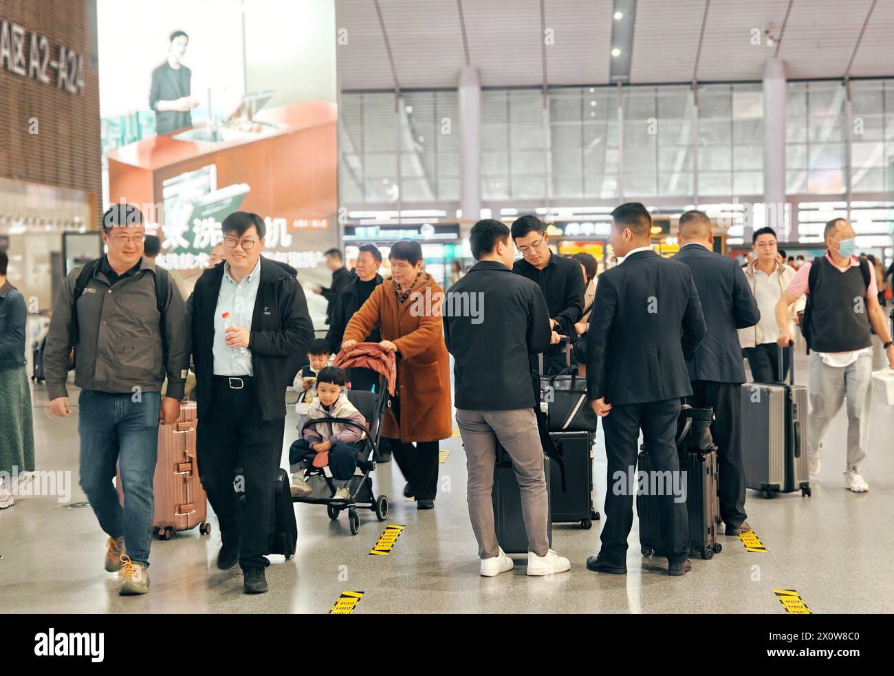CHANGSHA, CHINA - 11. APRIL 2024 - die Passagiere sind am Südbahnhof der Hochgeschwindigkeitsbahn Changsha in der Provinz Hunan, China, unterwegs Stockfoto