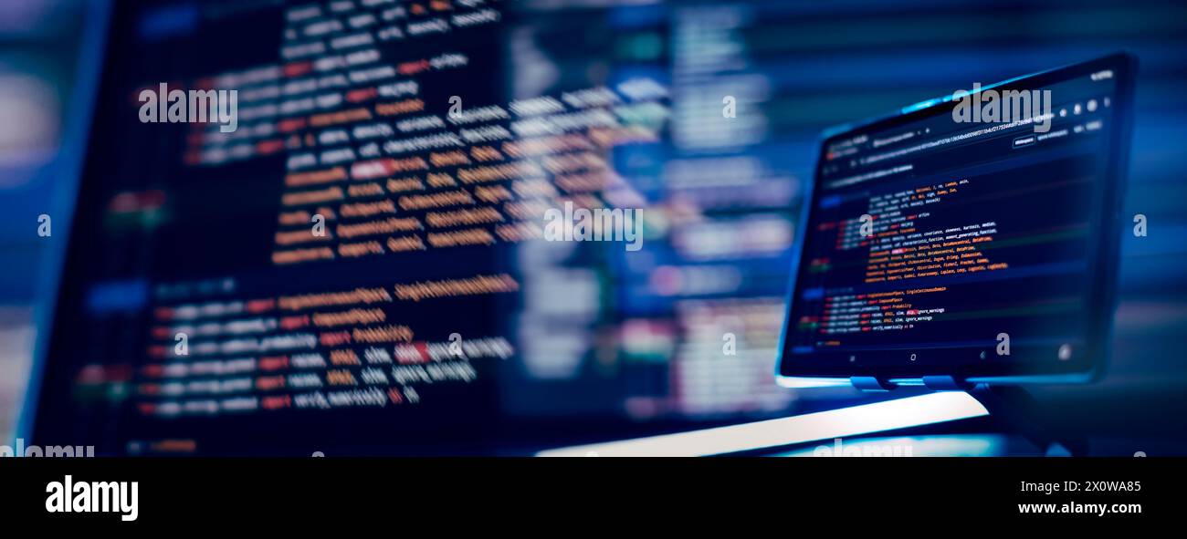 Computerdatenprogrammierung wird ausgeführt. Skripttext wird auf dem Bildschirm codiert. Notebook-Großansicht Stockfoto