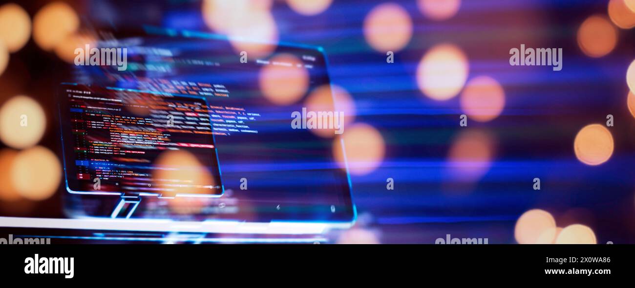 Computerdatenprogrammierung wird ausgeführt. Skripttext wird auf dem Bildschirm codiert. Notebook-Großansicht Stockfoto