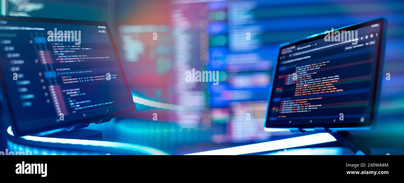 Computerdatenprogrammierung wird ausgeführt. Skripttext wird auf dem Bildschirm codiert. Notebook-Großansicht Stockfoto