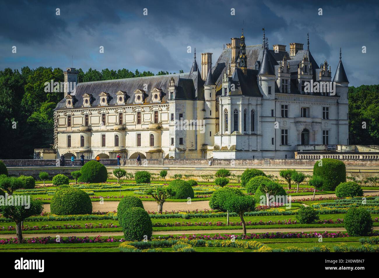 Toller, ordentlicher Ziergarten mit Gehwegen und bunten Blumen. Das bekannte Schloss Chenonceau und der atemberaubende Garten mit grünen Büschen, das Loire-Tal, Stockfoto