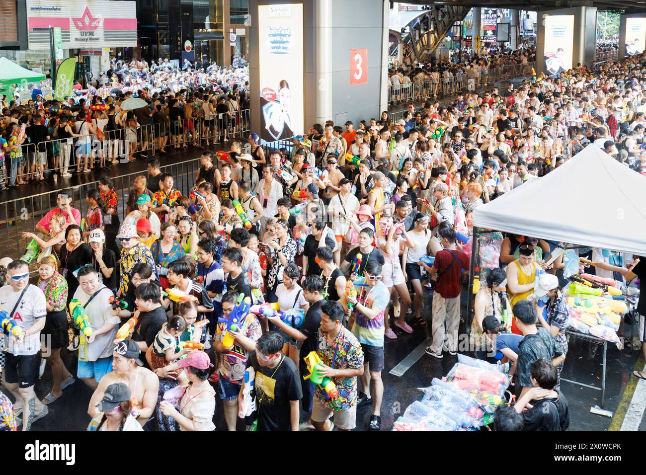 Wasserfestival. Menschen auf der ganzen Welt reisen den beliebtesten Wasserkampf mit Wasserpistole in thai songkran in der Silom Road bangkok, thailand Stockfoto