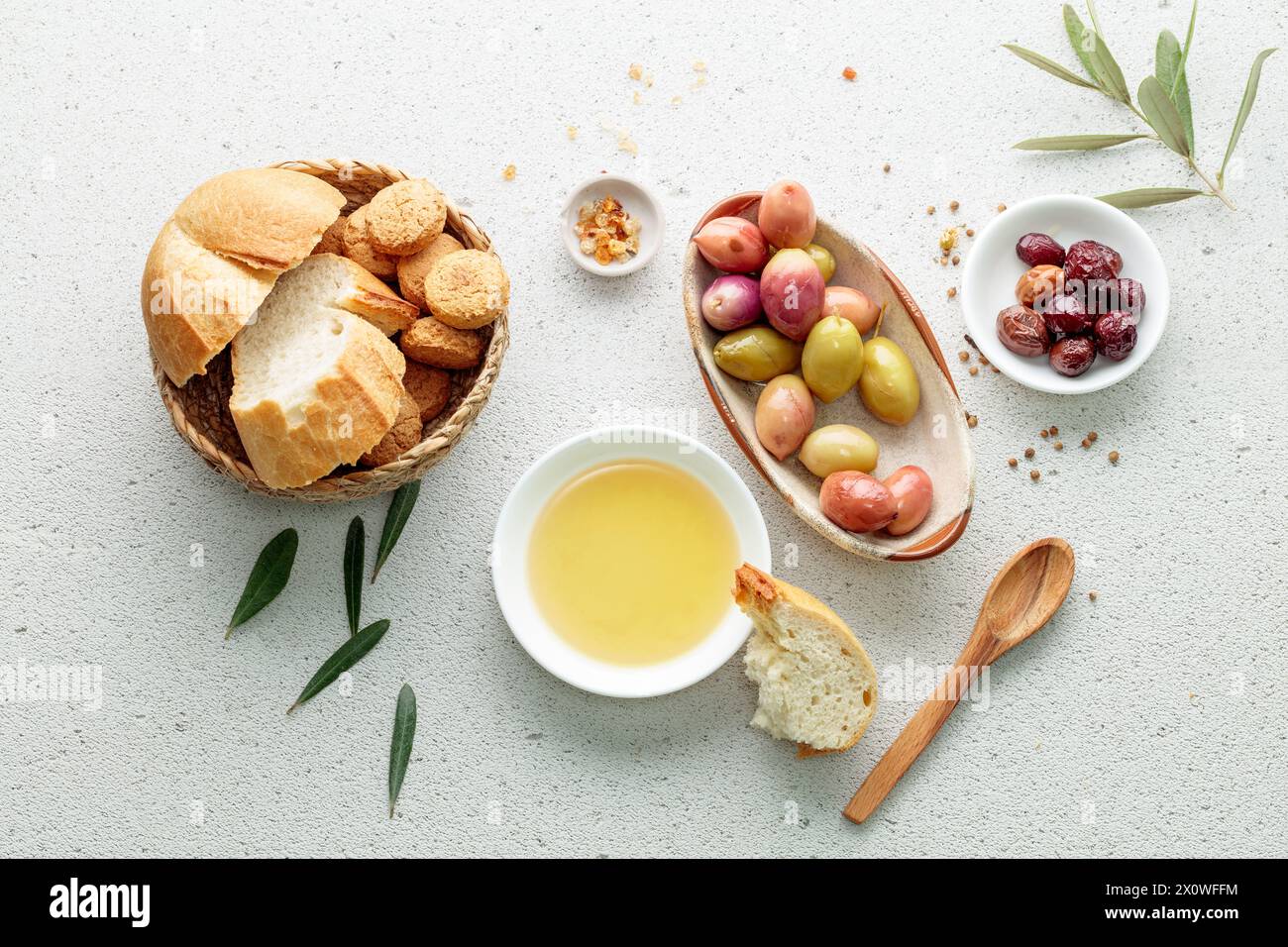 Grüne, schwarze Oliven und Olivenöl in einer Schüssel. Flatlay-Konzept. Bursa. Türkei Stockfoto