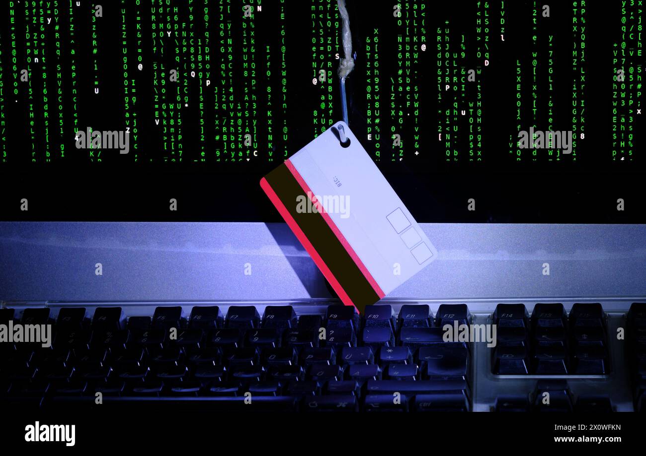 Daten-Phishing, angehakte Kreditkarte auf dem Computerbildschirm mit fiktivem Online-Banking-Hacking-Code, freier Kopierraum Stockfoto