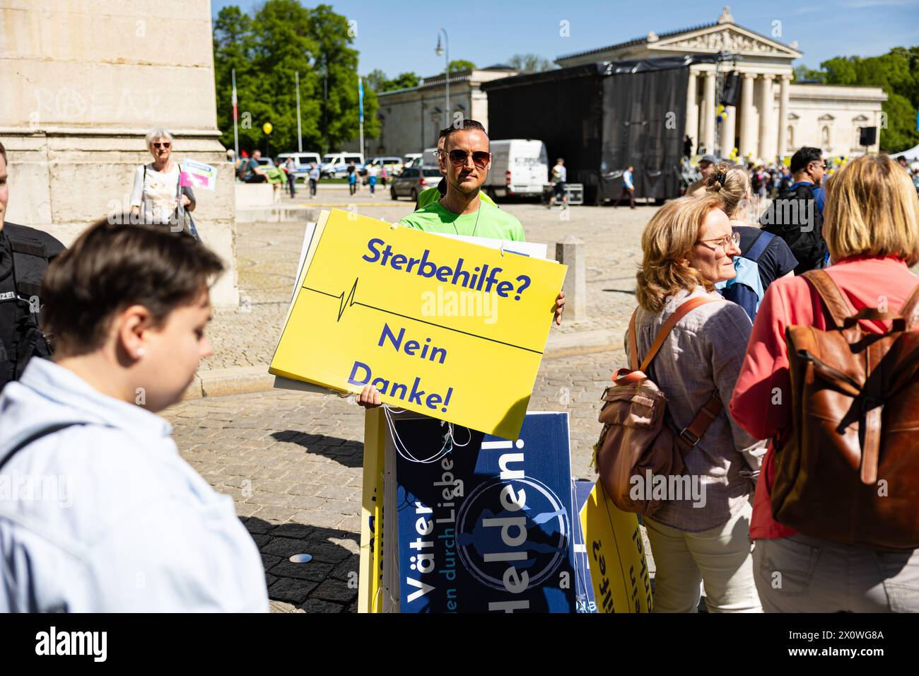 München, Deutschland. April 2024. Etwa 3000 versammelten sich auf dem Marsch for Life am 13. April 2024 in München. Sie protestieren gegen das Recht auf Sterbehilfe und gegen das Recht auf Abtreibung. (Foto: Alexander Pohl/SIPA USA) Credit: SIPA USA/Alamy Live News Stockfoto