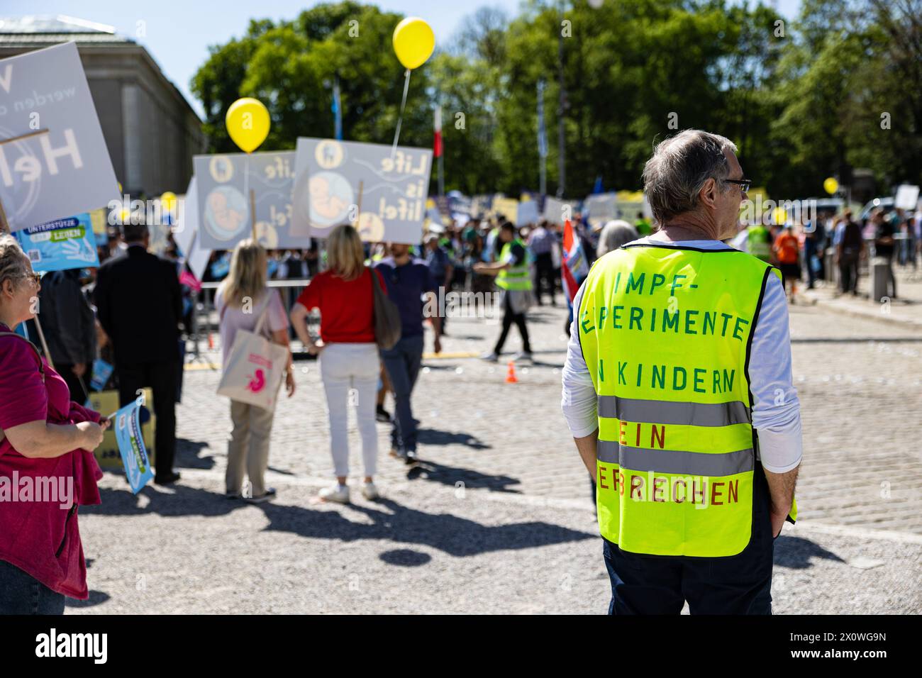 München, Deutschland. April 2024. Etwa 3000 versammelten sich auf dem Marsch for Life am 13. April 2024 in München. Sie protestieren gegen das Recht auf Sterbehilfe und gegen das Recht auf Abtreibung. (Foto: Alexander Pohl/SIPA USA) Credit: SIPA USA/Alamy Live News Stockfoto