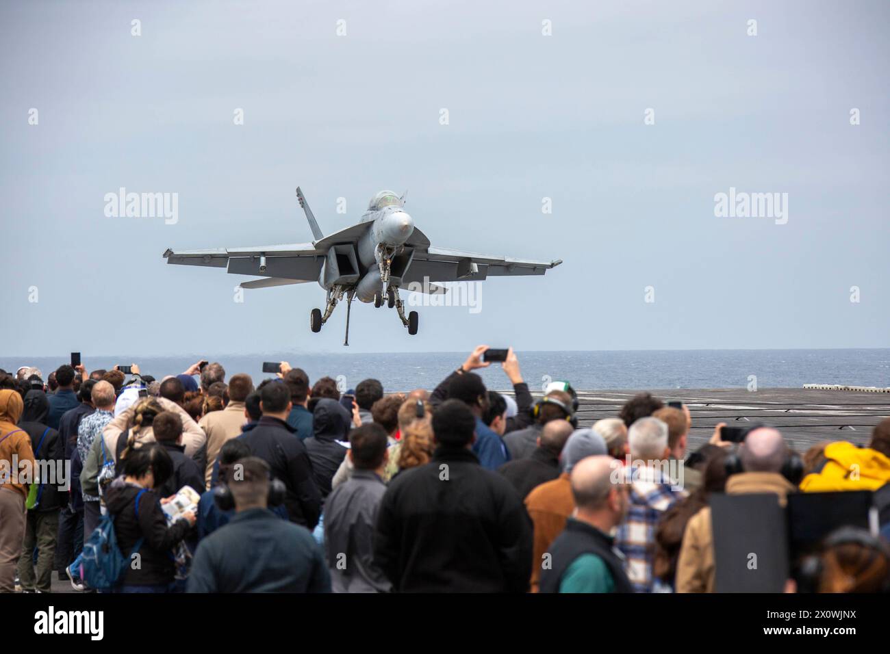 240413-N-YF131-1781 PAZIFISCHER OZEAN (13. April 2024) eine F/A-18F Super Hornet, die der Strike Fighter Squadron (VFA) 122 zugeordnet ist, bereitet sich auf eine Festnahme vor Stockfoto