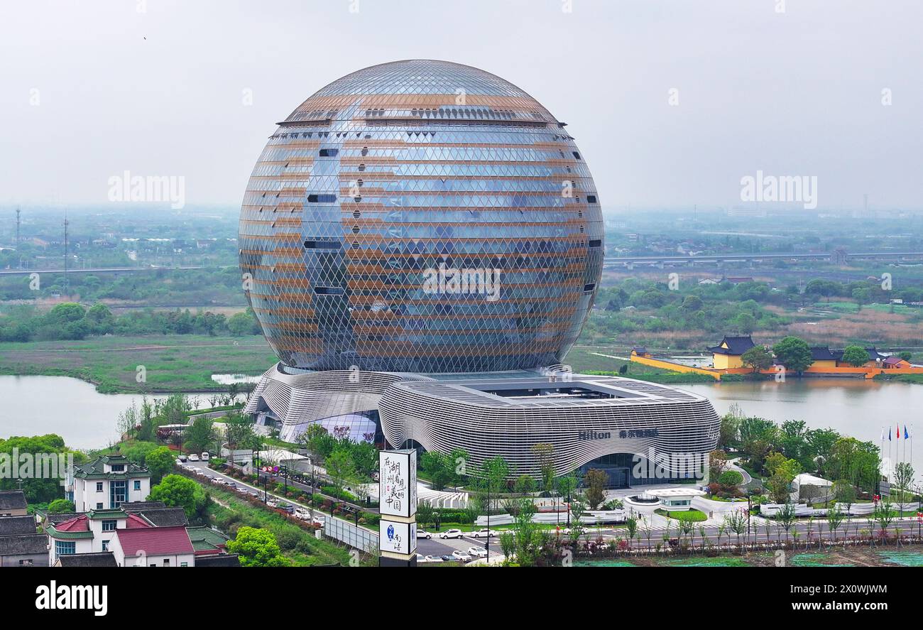 Huzhou, China. April 2024. Das größte kugelförmige Gebäude der Welt, das Hilton Hotel, ist am 13. April 2024 in Huzhou, China, zu sehen. (Foto: Costfoto/NurPhoto) Credit: NurPhoto SRL/Alamy Live News Stockfoto