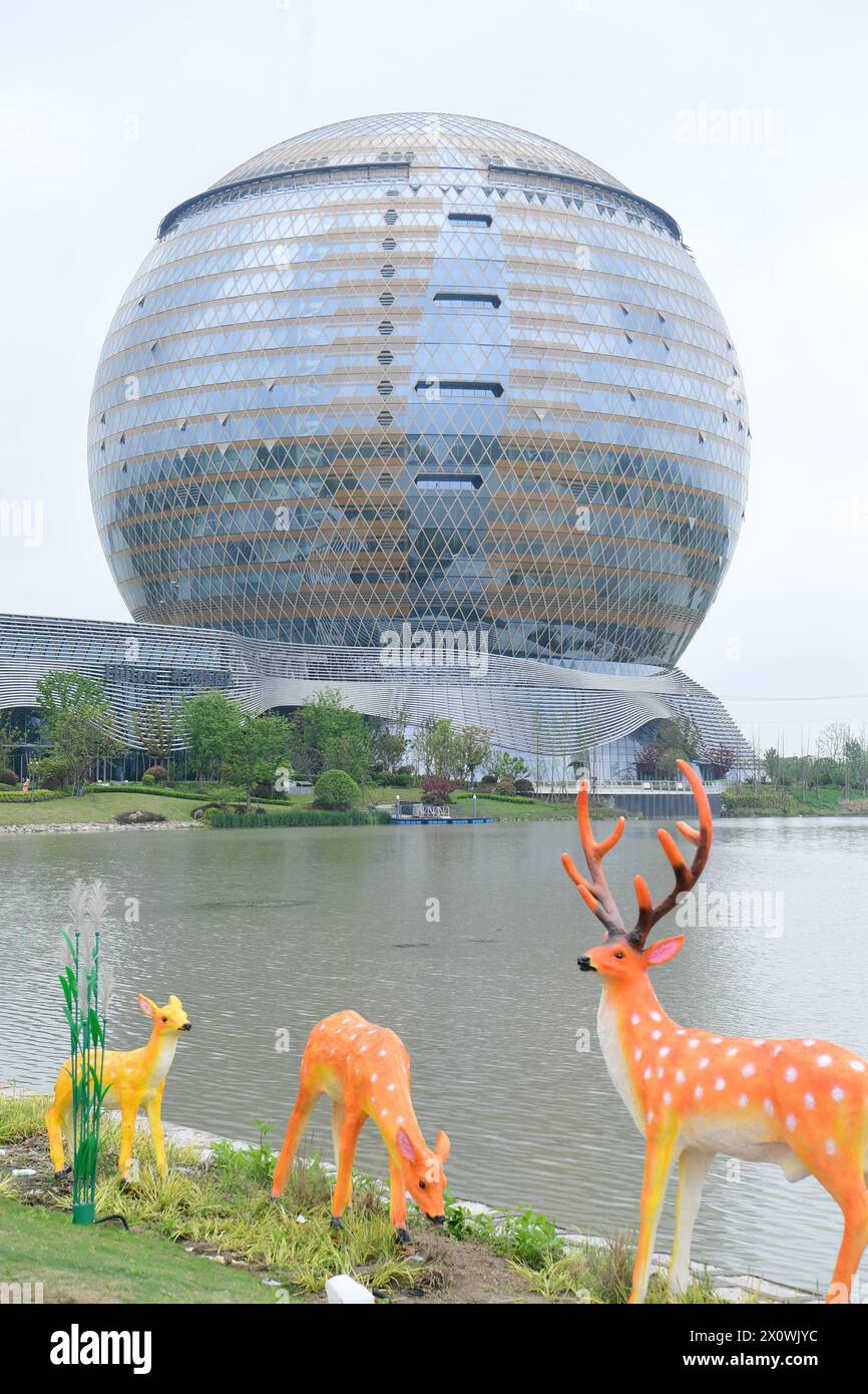 Huzhou, China. April 2024. Das größte kugelförmige Gebäude der Welt, das Hilton Hotel, ist am 13. April 2024 in Huzhou, China, zu sehen. (Foto: Costfoto/NurPhoto) Credit: NurPhoto SRL/Alamy Live News Stockfoto