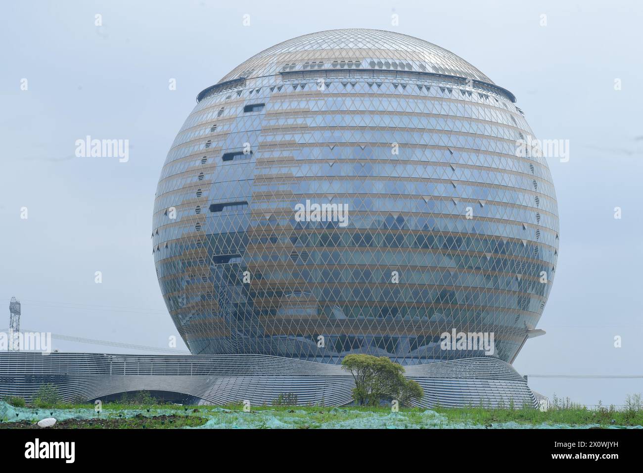 Huzhou, China. April 2024. Das größte kugelförmige Gebäude der Welt, das Hilton Hotel, ist am 13. April 2024 in Huzhou, China, zu sehen. (Foto: Costfoto/NurPhoto) Credit: NurPhoto SRL/Alamy Live News Stockfoto