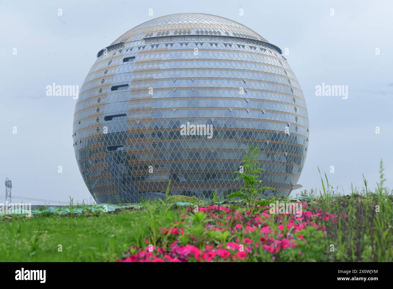 Huzhou, China. April 2024. Das größte kugelförmige Gebäude der Welt, das Hilton Hotel, ist am 13. April 2024 in Huzhou, China, zu sehen. (Foto: Costfoto/NurPhoto) Credit: NurPhoto SRL/Alamy Live News Stockfoto