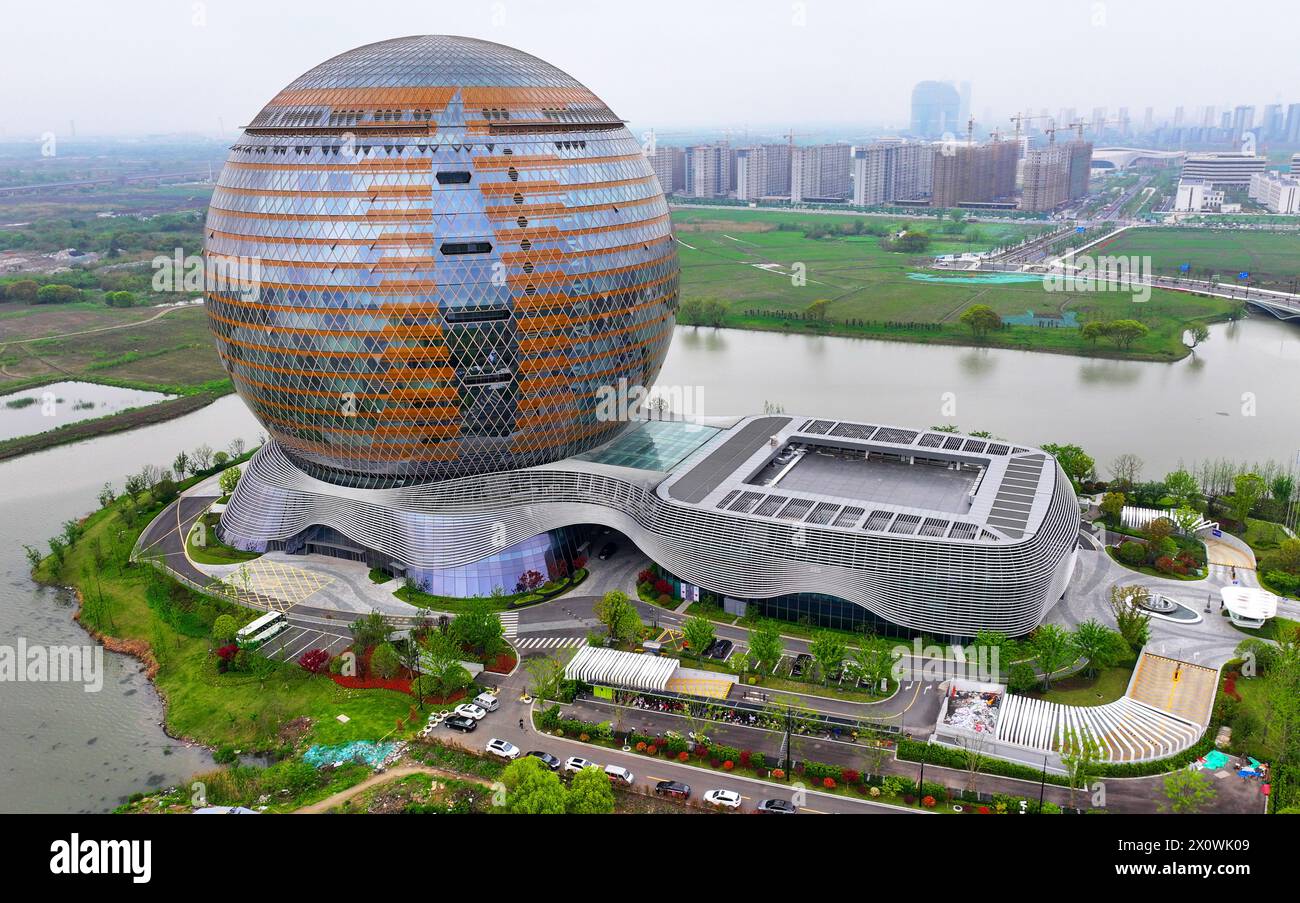 Huzhou, China. April 2024. Das größte kugelförmige Gebäude der Welt, das Hilton Hotel, ist am 13. April 2024 in Huzhou, China, zu sehen. (Foto: Costfoto/NurPhoto) Credit: NurPhoto SRL/Alamy Live News Stockfoto