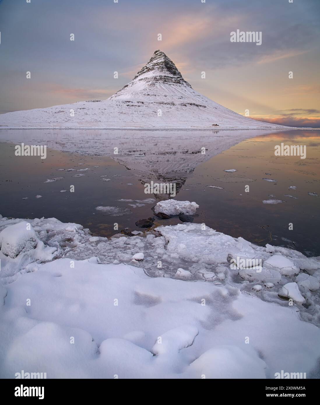 Wintersonnenuntergang in Kirkjufell, Westisland Stockfoto