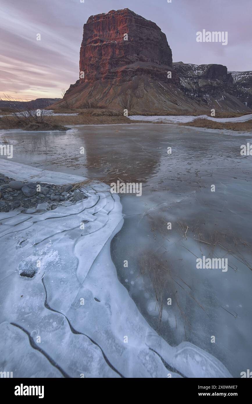 Vulkanischer Berg bei Sonnenuntergang, Island. Stockfoto