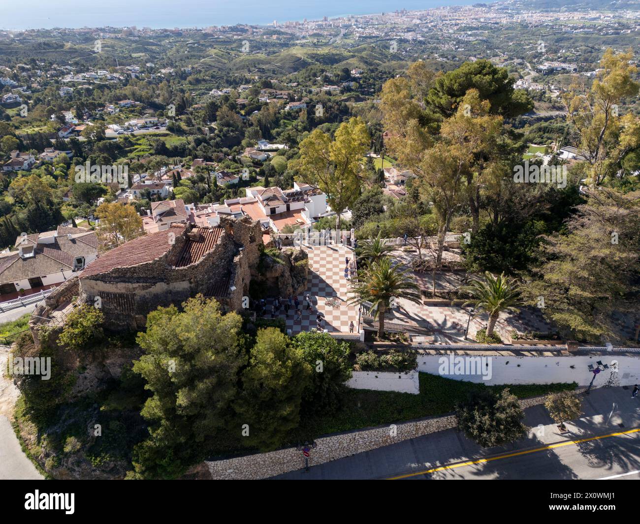 Aus der Vogelperspektive auf das wunderschöne mediterrane Dorf Mijas an der Costa del Sol von Malaga, Spanien. Stockfoto