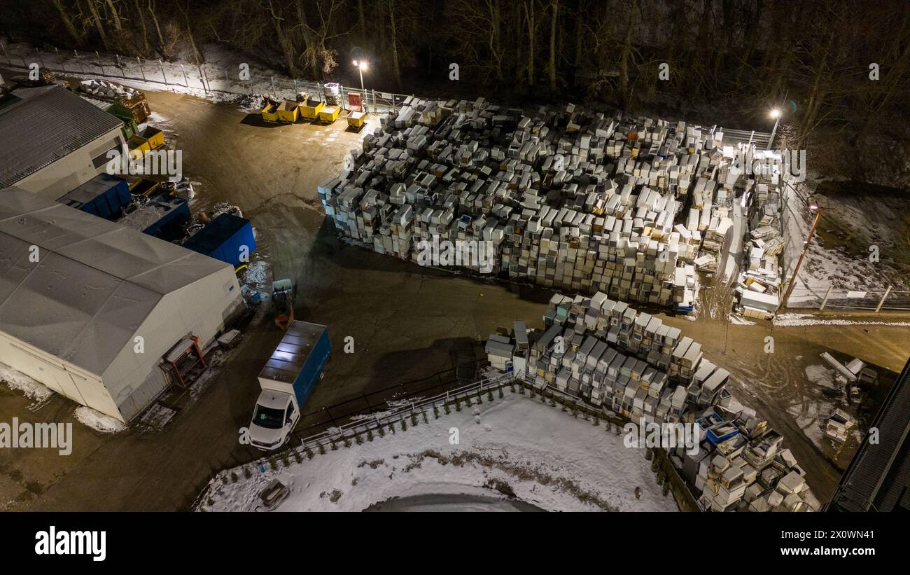 Drohnenfotografie von Metall-Recycling-Anlagen in der Nacht und Metallhaufen in der winterlichen bewölkten Nacht Stockfoto