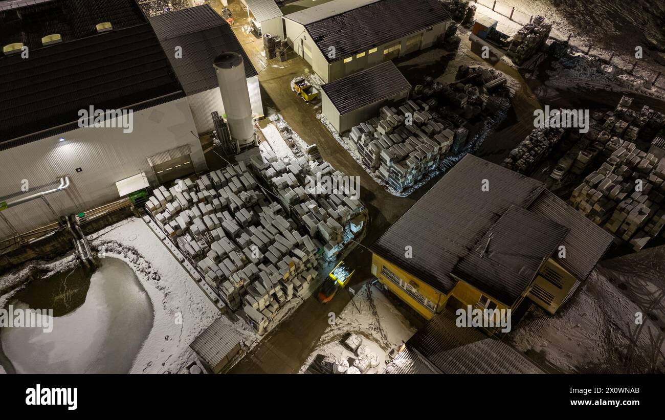 Drohnenfotografie von Metall-Recycling-Anlagen in der Nacht und Metallhaufen in der winterlichen bewölkten Nacht Stockfoto