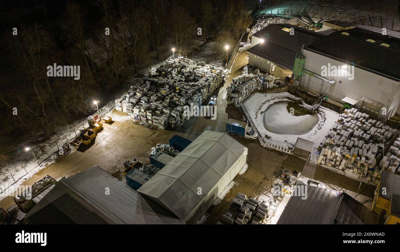Drohnenfotografie von Metall-Recycling-Anlagen in der Nacht und Metallhaufen in der winterlichen bewölkten Nacht Stockfoto