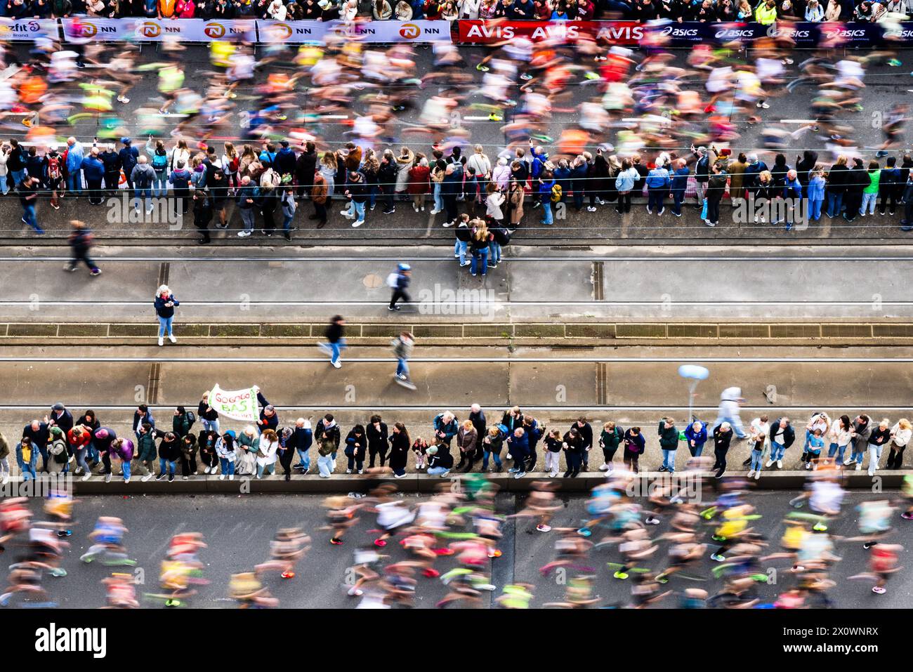 ROTTERDAM - Marathonläufer auf der Erasmus-Brücke von einem Höhepunkt während der 42. Auflage des NN-Marathons Rotterdam am 14. April 2024 in Rotterdam, Niederlande. ANP JEFFREY GROENEWEG Stockfoto ROTTERDAM - Marathonläufer auf der Erasmus-Brücke von einem Höhepunkt während der 42. Auflage des NN-Marathons Rotterdam am 14. April 2024 in Rotterdam, Niederlande. ANP JEFFREY GROENEWEG Stockfoto