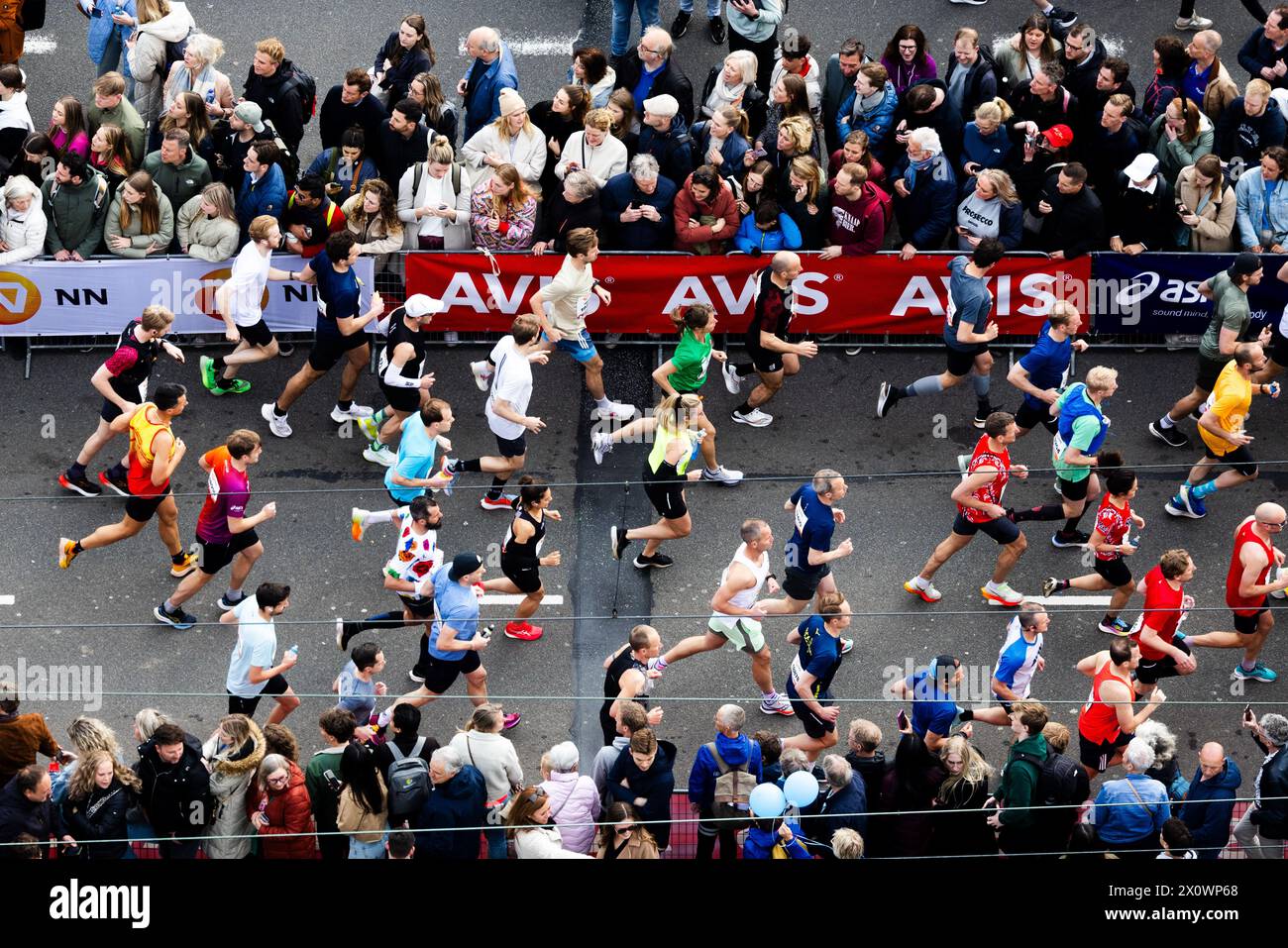 ROTTERDAM Marathonläufer auf der ErasmusBrücke von einem Höhepunkt