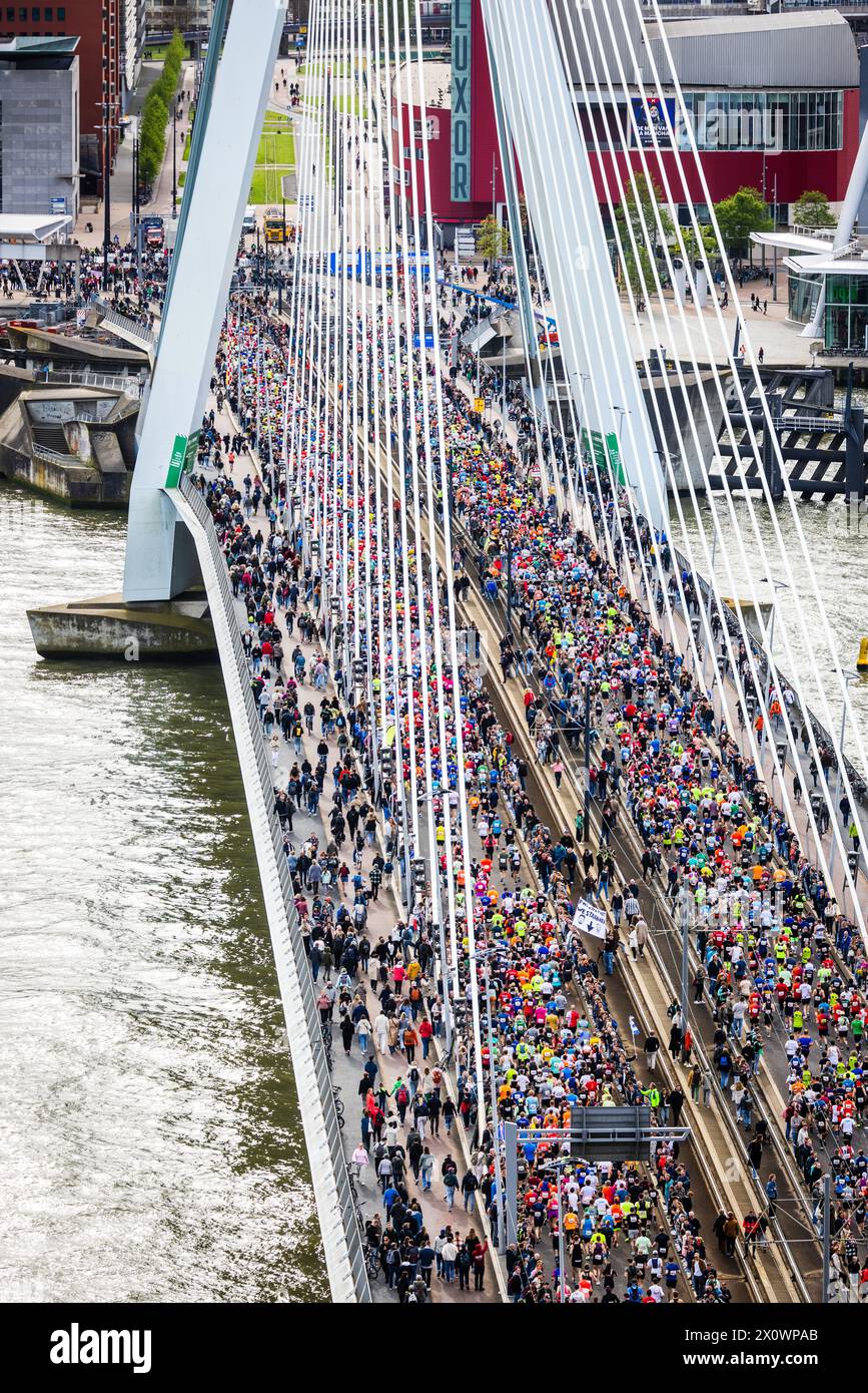 ROTTERDAM Marathonläufer auf der ErasmusBrücke von einem Höhepunkt