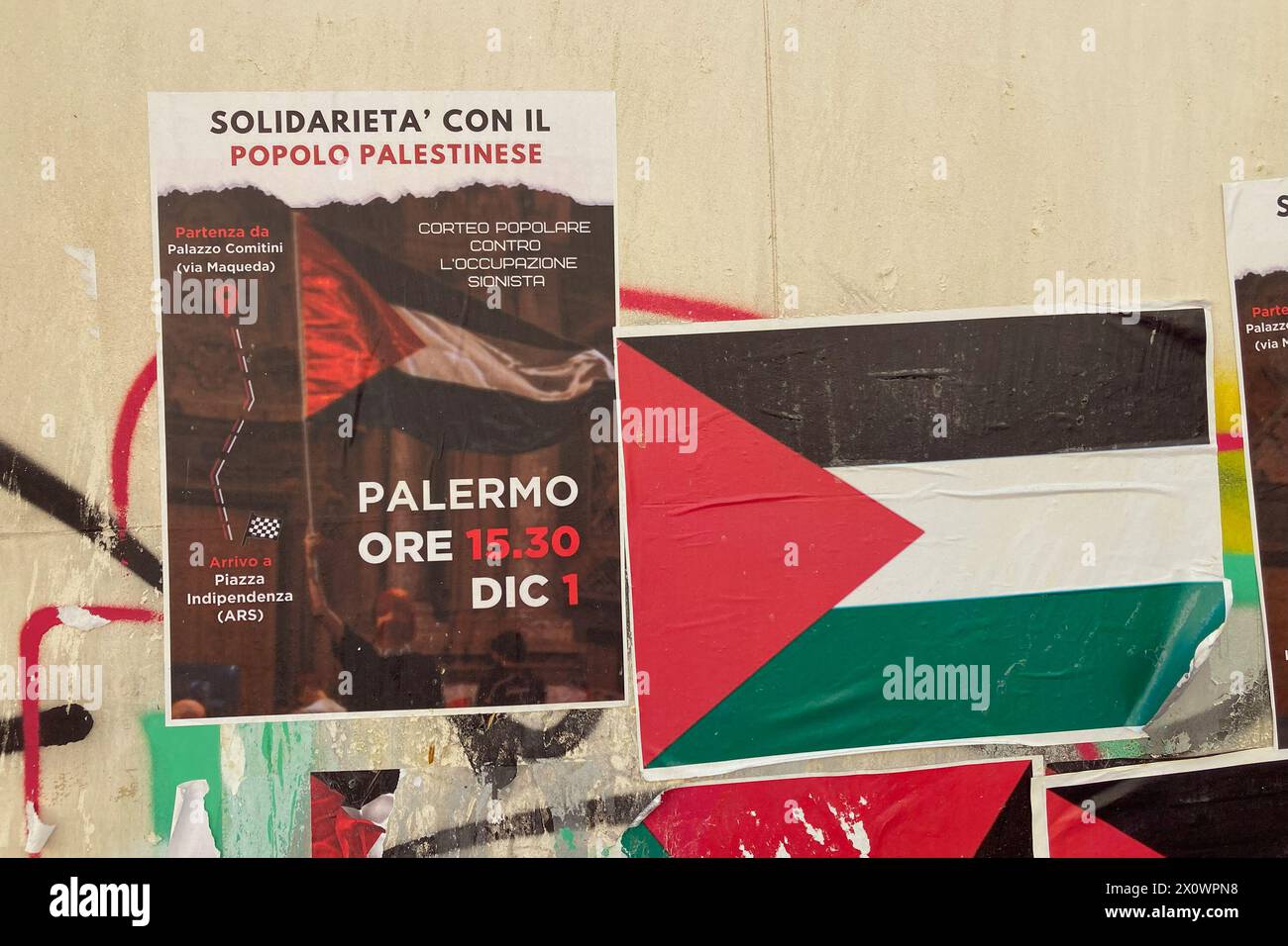 Italien, Palermo - 13. April 2024: Poster auf dem Wall House, das zu Demonstration und Solidarität mit dem palästinensischen Volk aufruft Stockfoto