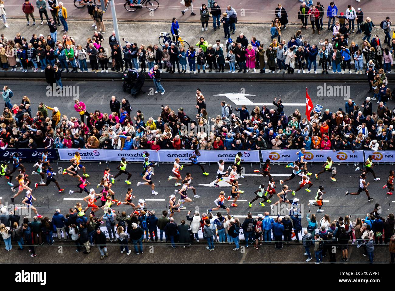 ROTTERDAM - Marathonläufer auf der Erasmus-Brücke von einem Höhepunkt während der 42. Auflage des NN-Marathons Rotterdam am 14. April 2024 in Rotterdam, Niederlande. ANP JEFFREY GROENEWEG Stockfoto ROTTERDAM - Marathonläufer auf der Erasmus-Brücke von einem Höhepunkt während der 42. Auflage des NN-Marathons Rotterdam am 14. April 2024 in Rotterdam, Niederlande. ANP JEFFREY GROENEWEG Stockfoto