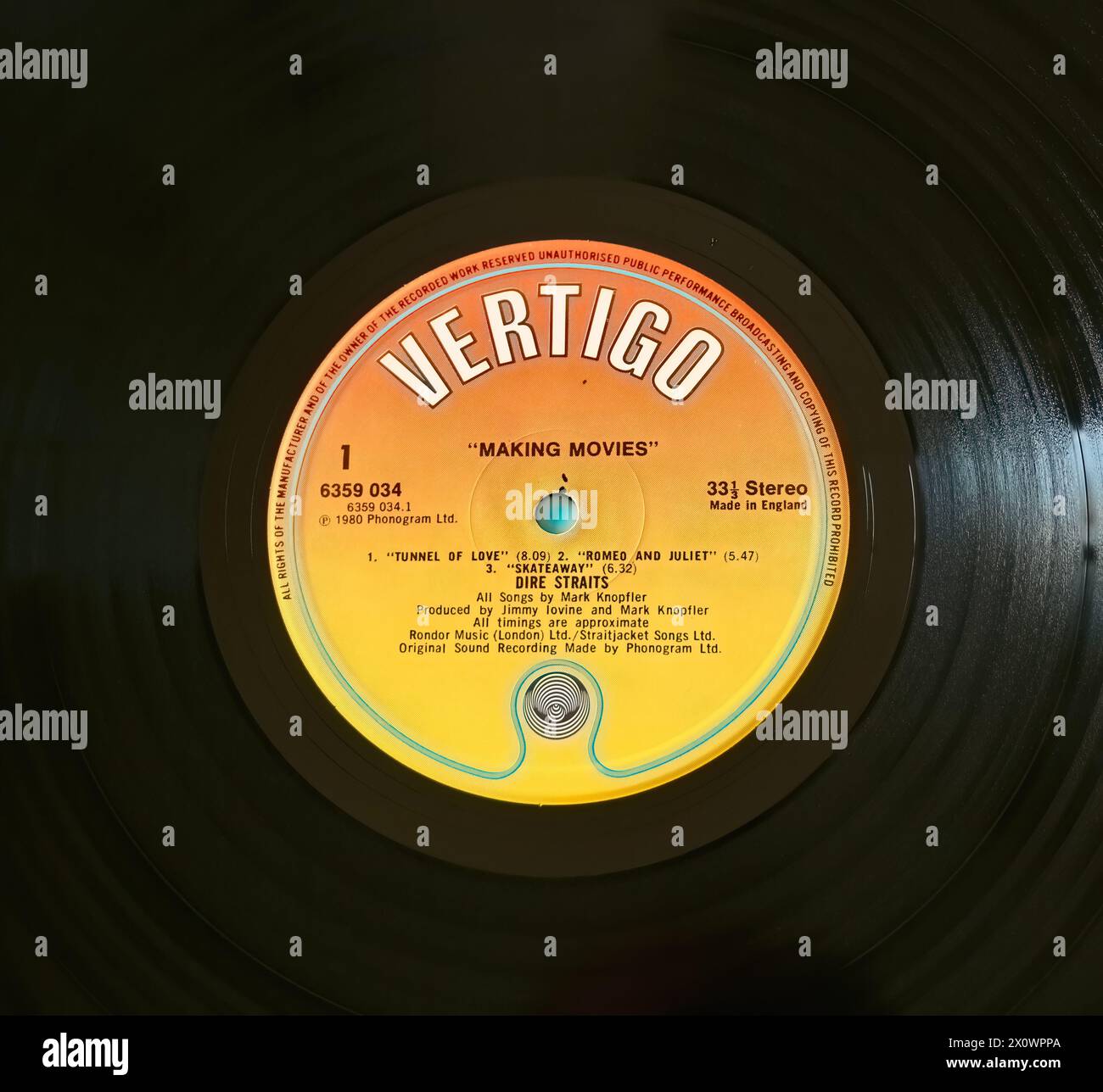 Foto Nahaufnahme eines Zentrums-Labels auf einer Original-Pressung einer langlebigen LP-Vinyl-Disc aus dem Jahr 1980, die Filme von Dire Straits produziert Stockfoto