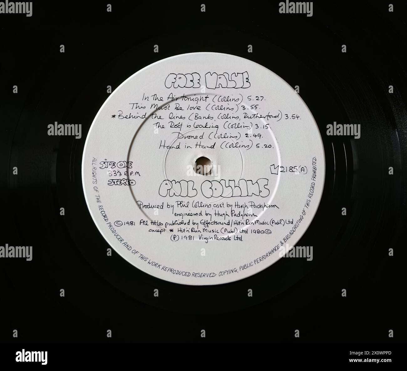 Foto Nahaufnahme eines Zentrums-Labels auf einer Original-Pressung von 1981 einer langlebigen LP-Platte Face Value von Phil Collins Stockfoto
