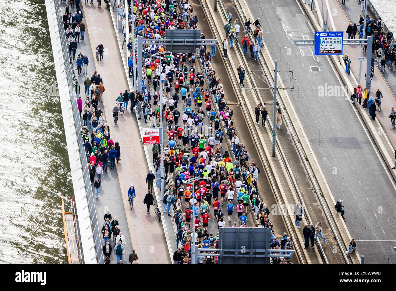 ROTTERDAM - Marathonläufer auf der Erasmus-Brücke von einem Höhepunkt während der 42. Auflage des NN-Marathons Rotterdam am 14. April 2024 in Rotterdam, Niederlande. ANP JEFFREY GROENEWEG Stockfoto ROTTERDAM - Marathonläufer auf der Erasmus-Brücke von einem Höhepunkt während der 42. Auflage des NN-Marathons Rotterdam am 14. April 2024 in Rotterdam, Niederlande. ANP JEFFREY GROENEWEG Stockfoto