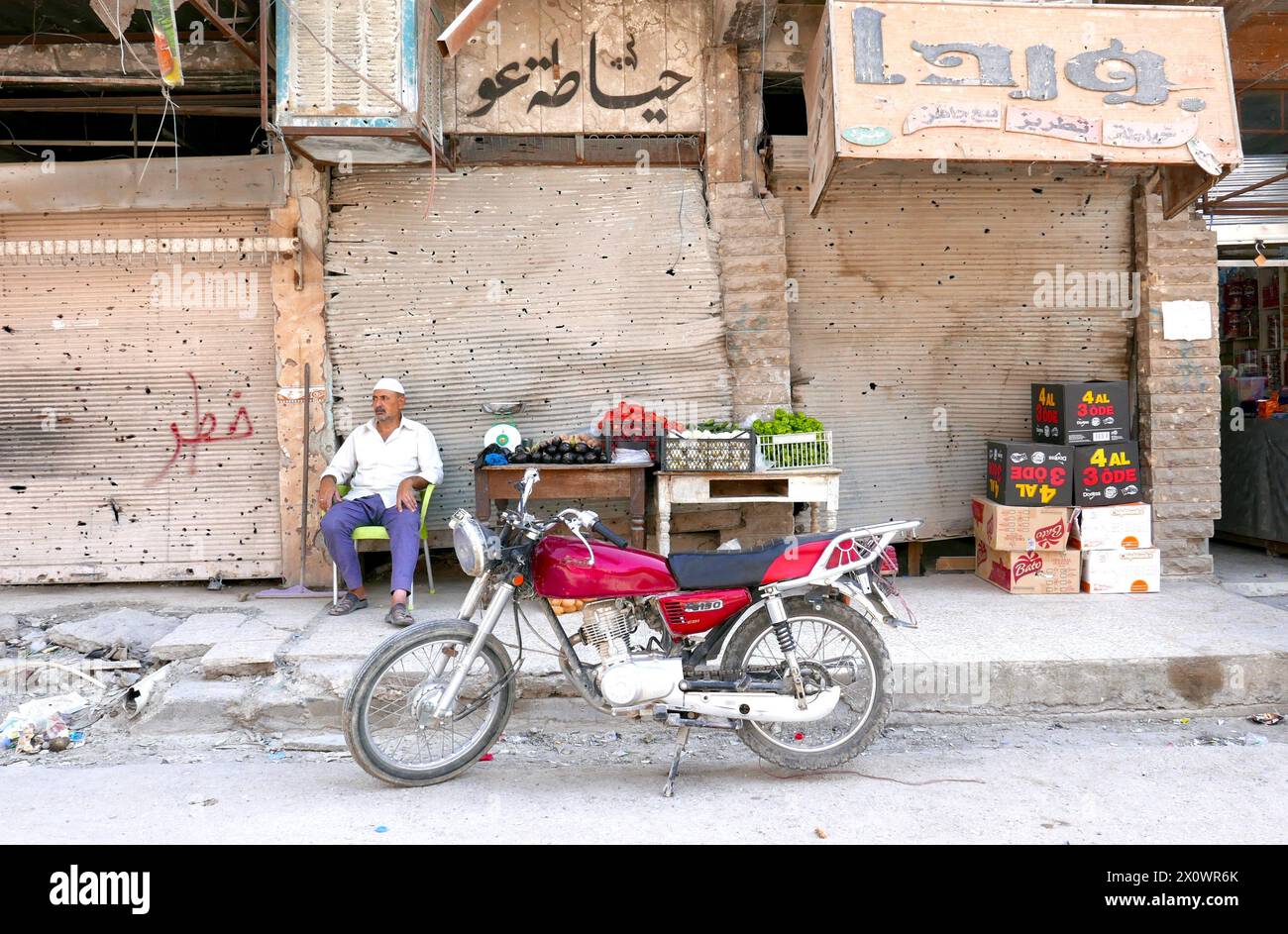 Ein Obstverkäufer in Mossul, Irak. Nach der Niederlage des Islamischen Staates kehrt die Normalität nach Mossul, Irak, zurück. Stockfoto