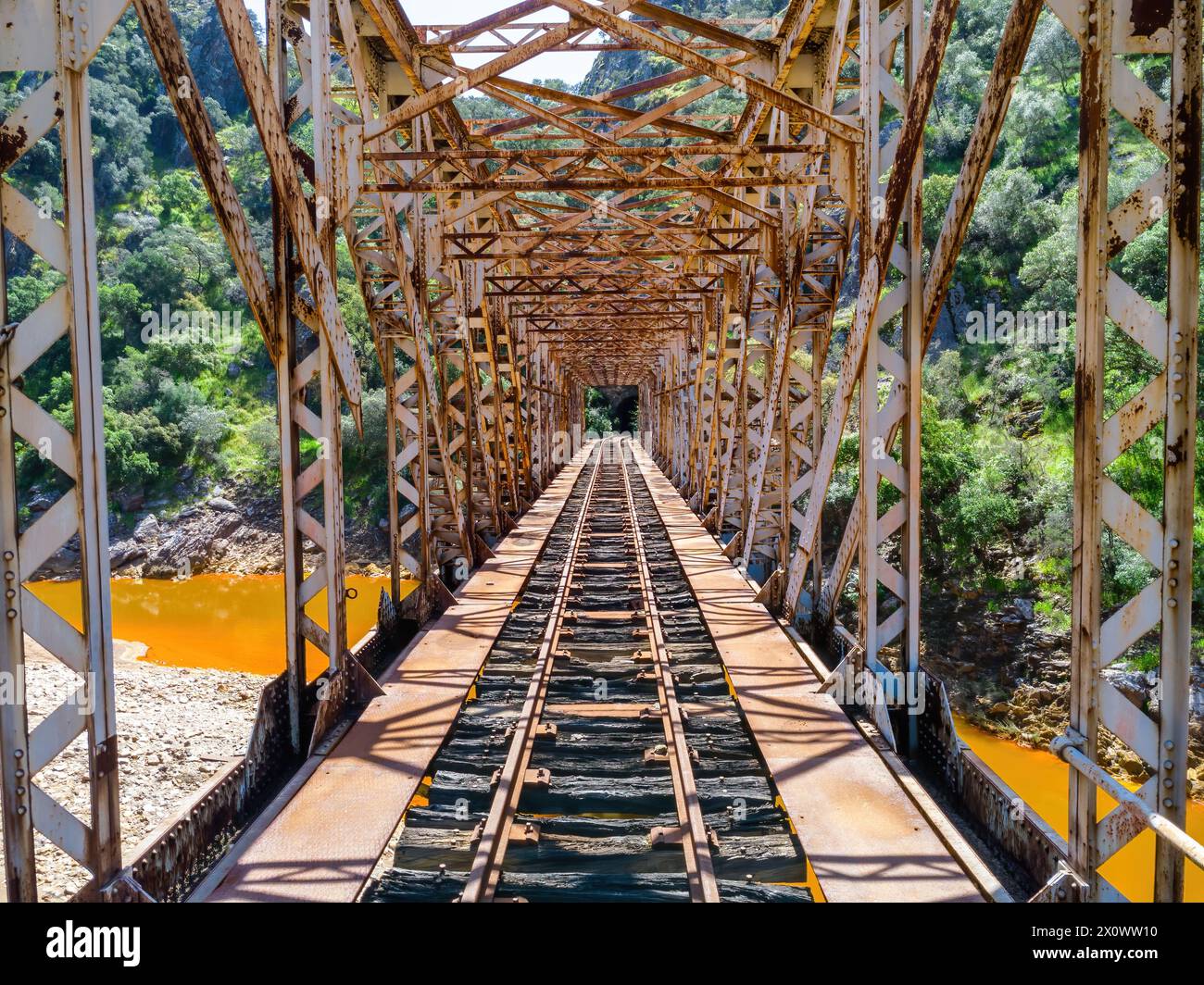 Die Salomon-Brücke über den roten Fluss Rio Tinto ist eine Eisenbahnbrücke in der Provinz Huelva und war ursprünglich Teil der Riotinto-Eisenbahn Stockfoto