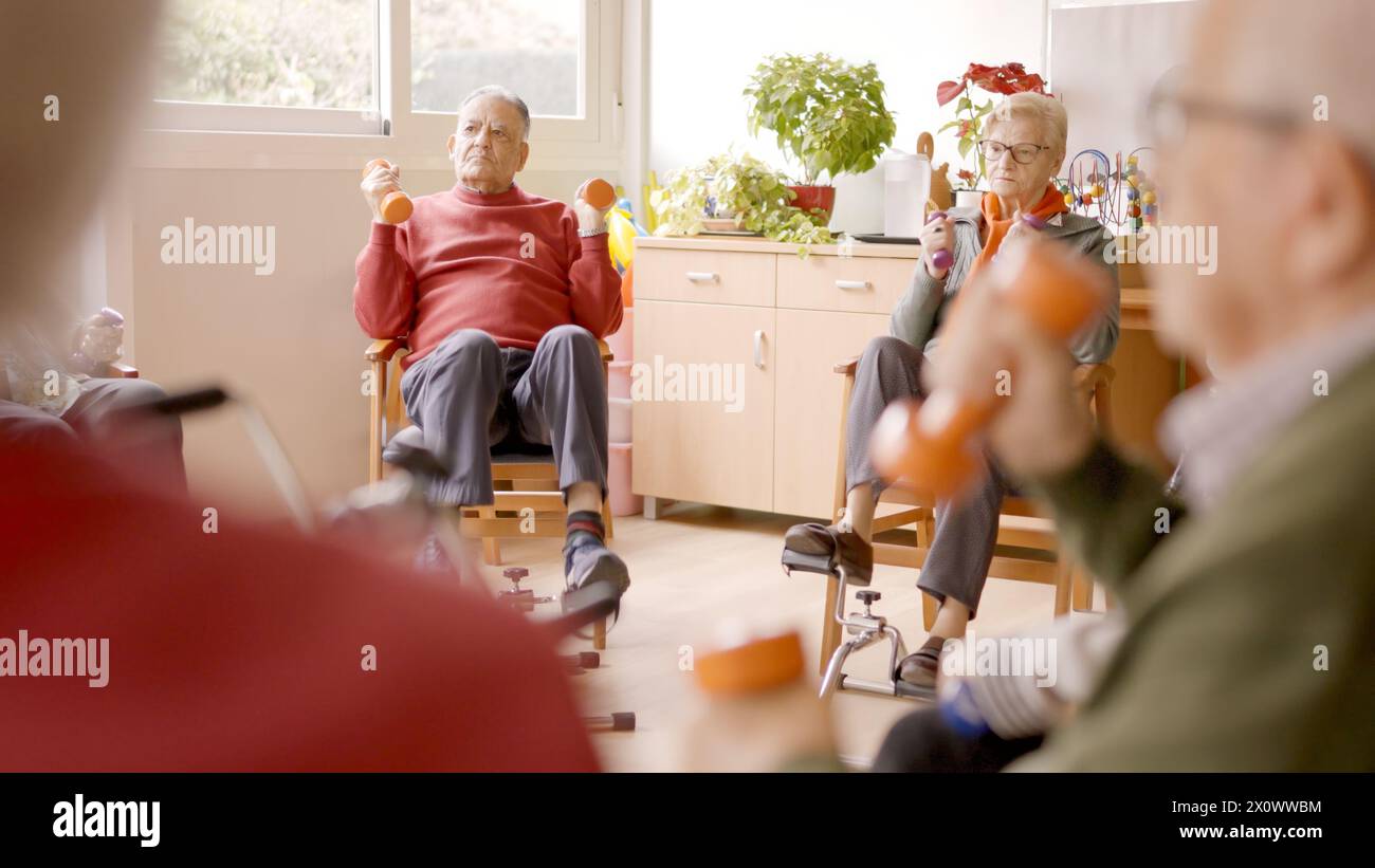 Seniorinnen und Seniorinnen, die in einem Pflegeheim trainieren Stockfoto