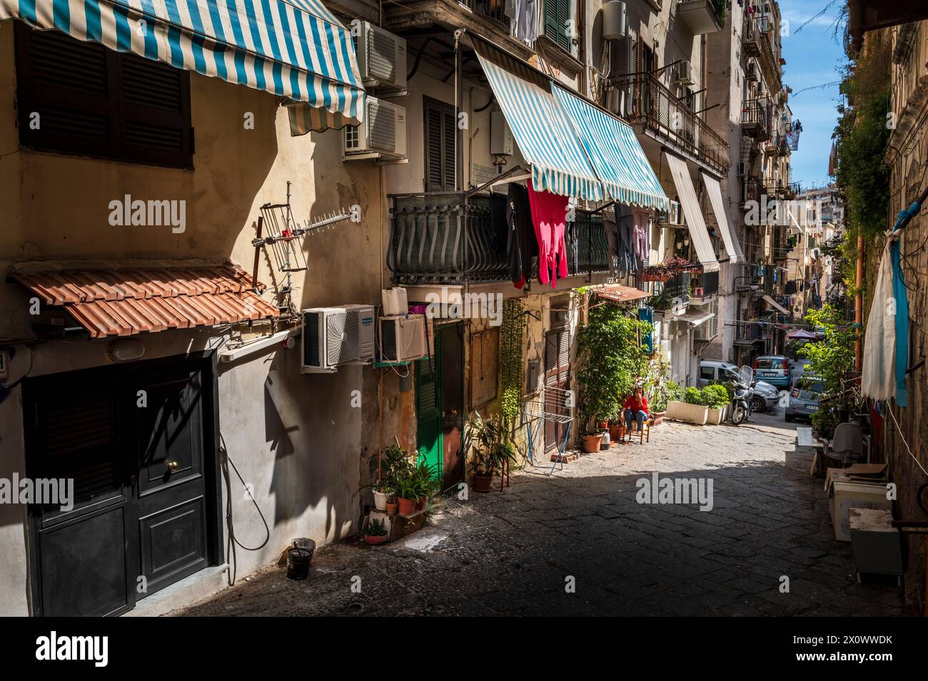 Straßenszene im spanischen Viertel Neapel, Italien Stockfoto