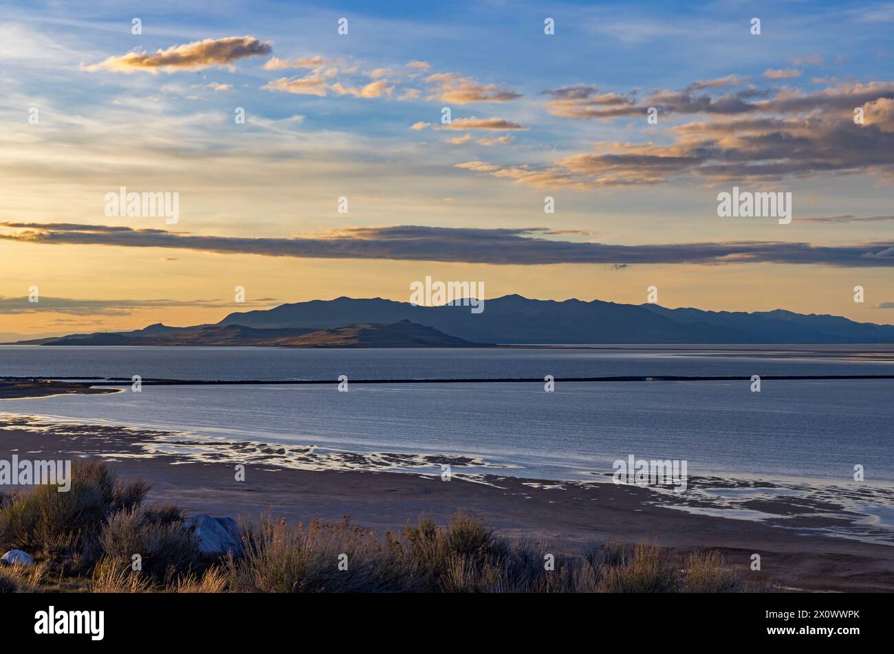 Das Licht der untergehenden Sonne trifft Fremont Island im Great Salt Lake aus der Buffalo Bay Area im Antelope Island State Park, Utah, USA. Stockfoto