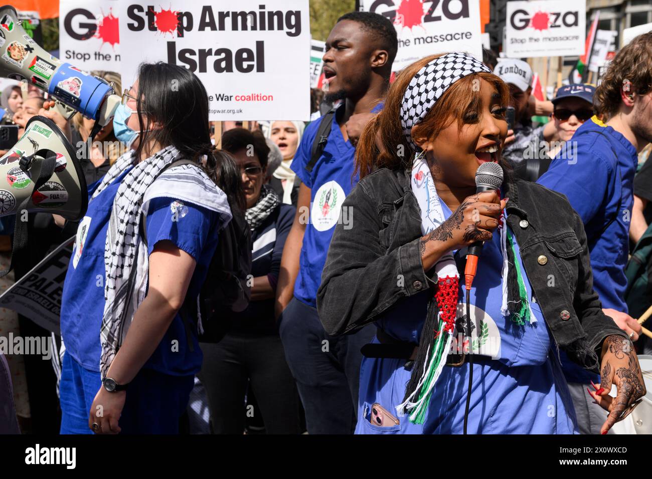 Demonstranten zu Beginn eines Pro-Palästina-marsches, der zu einem Waffenstillstand der laufenden Militäroffensive des Gazastreifens durch israelische Verteidigungskräfte aufruft. Das m Stockfoto