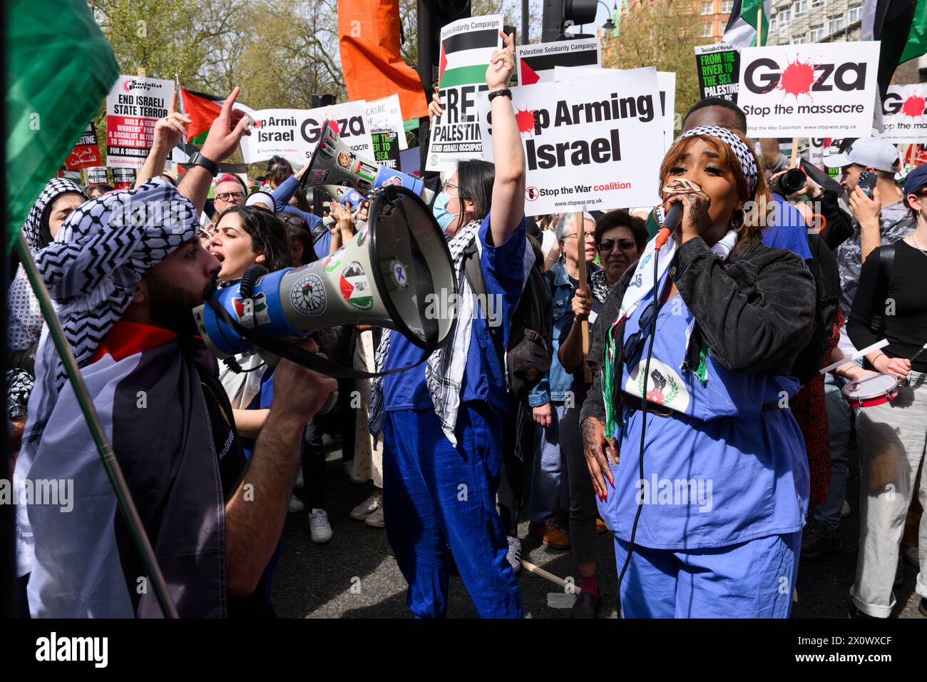 Demonstranten zu Beginn eines Pro-Palästina-marsches, der zu einem Waffenstillstand der laufenden Militäroffensive des Gazastreifens durch israelische Verteidigungskräfte aufruft. Das m Stockfoto