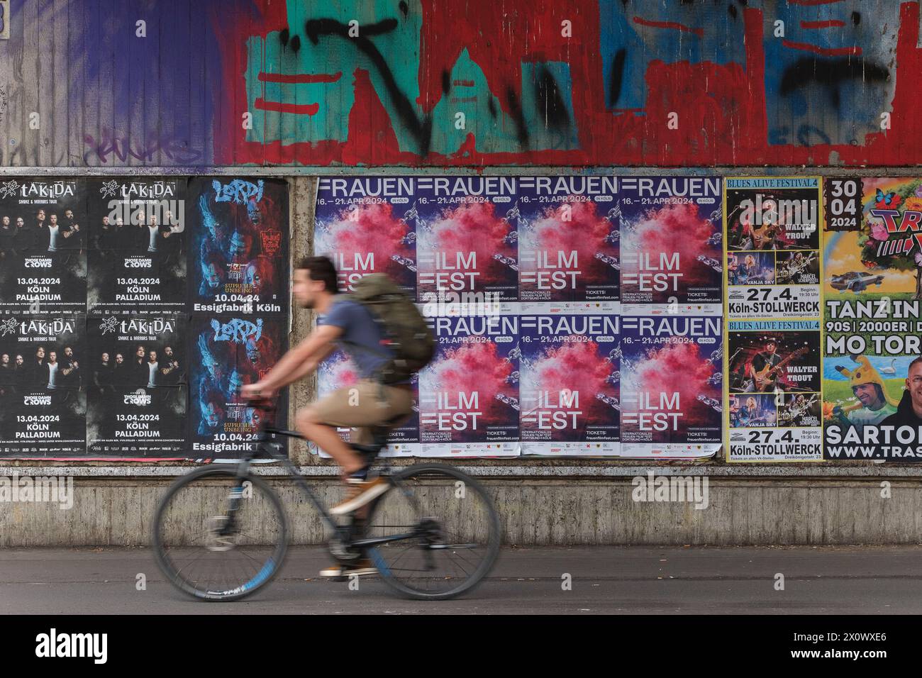 Plakate kündigen das Internationale Frauenfilmfestival Dortmund + Köln an, das dieses Jahr in Köln stattfindet Stockfoto