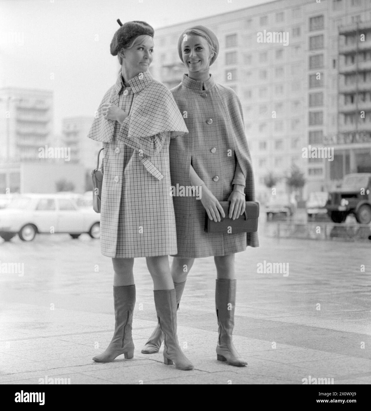 01.07.1971, Berlin, DDR - Werbeaufnahme für Modezeitschriften: Models tragen in der Stadt die neueste Herbst-Mode. 20-30 Jahre, 70er Jahre, Accessoires, Alltag, aussen, Aussenaufnahme, Bekleidung, Berlin, DDR, deutsch, deutsche Demokratische Republik, Deutschland, Europa, Europa, Mode, Frauen, Freizeit, Freudin, für dich, DDR, gemeinsam, Gesellschaft, Handtaschen, Herbst, Herbst-Mode, Herbstmode, Historie, historisch, Jacken, Jahreszeit, Kaukasierin, Kaukasisch, Kleidung, Kopfbedeckungen, Menschen, Modus, Modeaufnahme, Modekollektion, Modelle, Modeshooting, modisch, Muetzen, Personen, Stockfoto