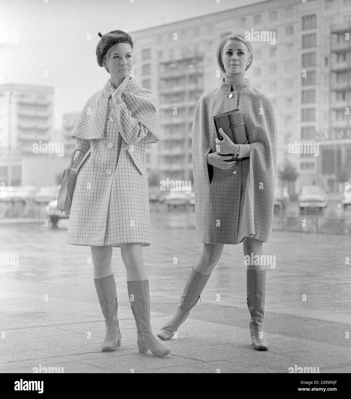 01.07.1971, Berlin, DDR - Werbeaufnahme für Modezeitschriften: Models tragen in der Stadt die neueste Herbst-Mode. 20-30 Jahre, 70er Jahre, Accessoires, Alltag, aussen, Aussenaufnahme, Bekleidung, Berlin, DDR, deutsch, deutsche Demokratische Republik, Deutschland, Europa, Europa, Mode, Frauen, Freizeit, Freudin, für dich, DDR, gemeinsam, Gesellschaft, Handtaschen, Herbst, Herbst-Mode, Herbstmode, Historie, historisch, Jacken, Jahreszeit, Kaukasierin, Kaukasisch, Kleidung, Kopfbedeckungen, Menschen, Modus, Modeaufnahme, Modekollektion, Modelle, Modeshooting, modisch, Muetzen, Personen, Stockfoto