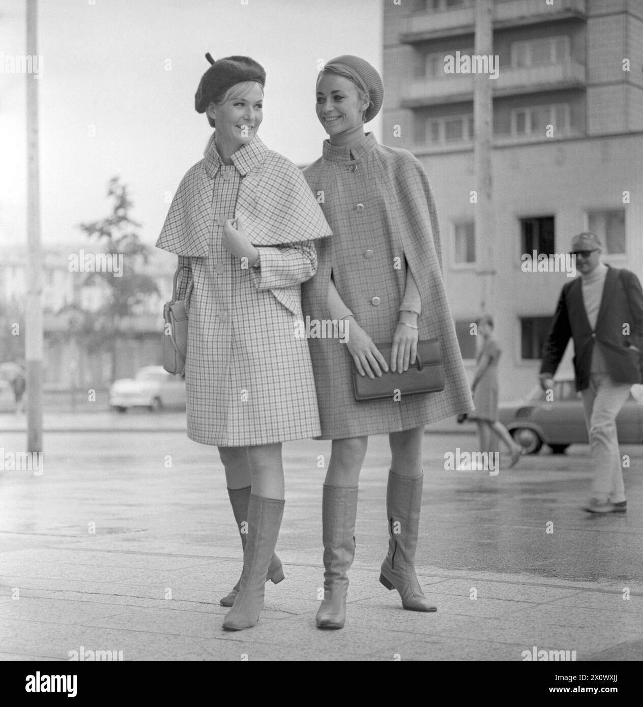 01.07.1971, Berlin, DDR - Werbeaufnahme für Modezeitschriften: Models tragen in der Stadt die neueste Herbst-Mode. 20-30 Jahre, 70er Jahre, Accessoires, Alltag, aussen, Aussenaufnahme, Bekleidung, Berlin, DDR, deutsch, deutsche Demokratische Republik, Deutschland, Europa, Europa, Mode, Frauen, Freizeit, Freudin, für dich, DDR, gemeinsam, Gesellschaft, Handtaschen, Herbst, Herbst-Mode, Herbstmode, Historie, historisch, Jacken, Jahreszeit, Kaukasierin, Kaukasisch, Kleidung, Kopfbedeckungen, Menschen, Modus, Modeaufnahme, Modekollektion, Modelle, Modeshooting, modisch, Muetzen, Personen, Stockfoto